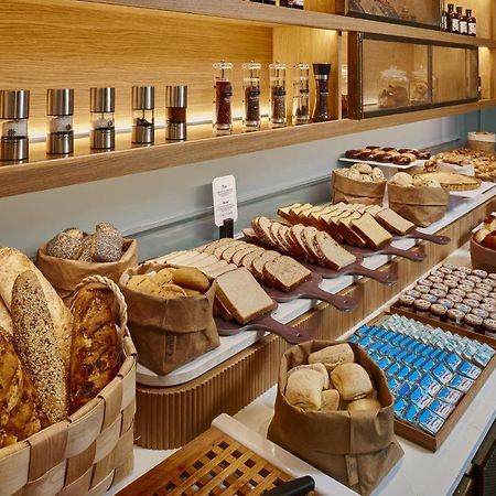 帕拉西奥阿维莱斯nh收藏酒店 外观 照片 Bread and pastry at a buffet