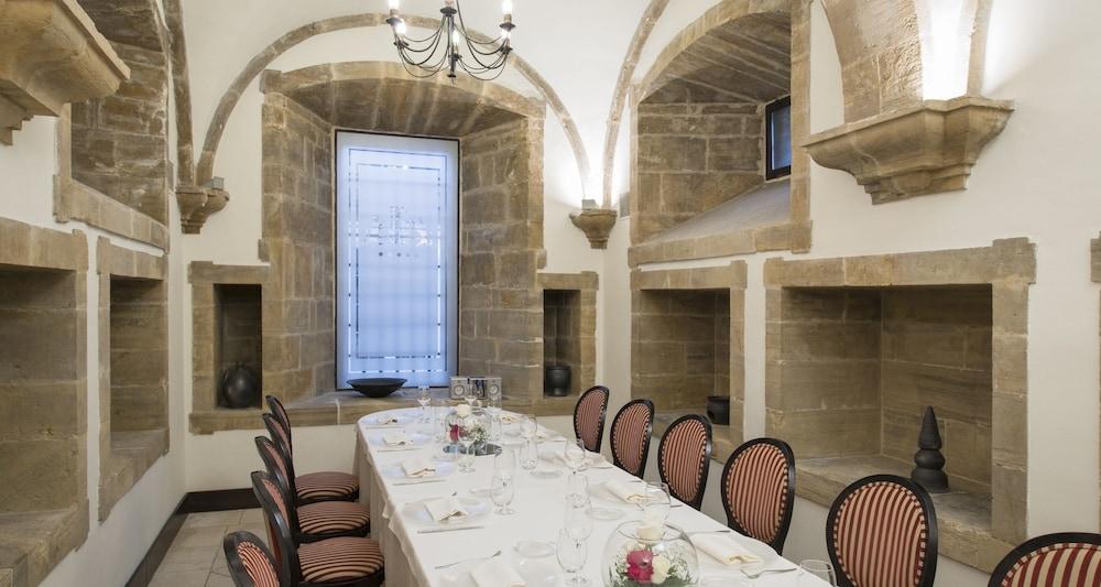 帕拉西奥阿维莱斯nh收藏酒店 外观 照片 The refectory