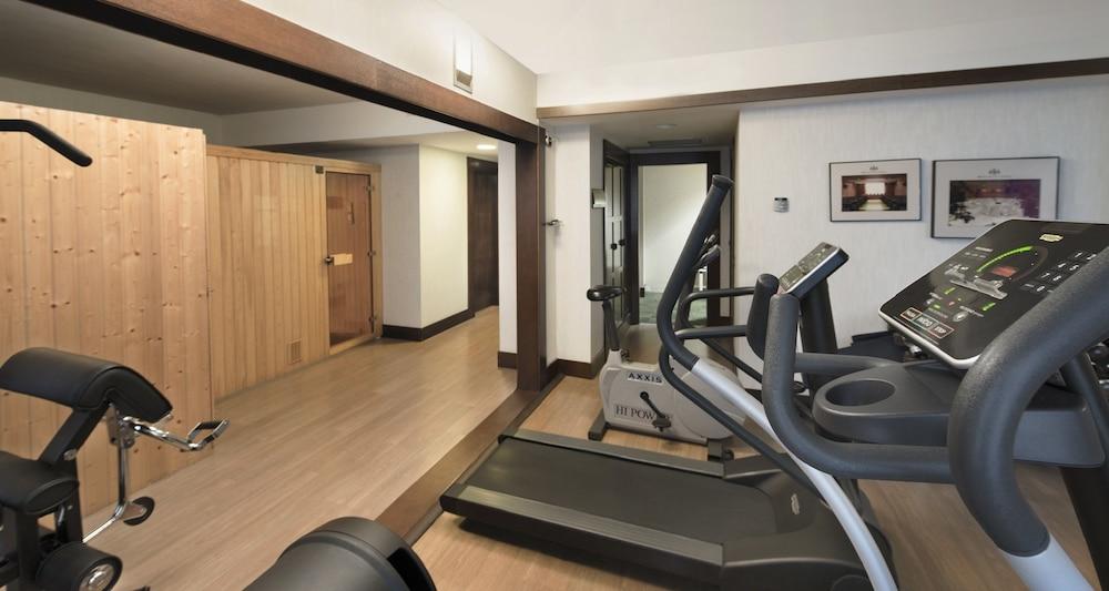 帕拉西奥阿维莱斯nh收藏酒店 外观 照片 A gym at a hotel