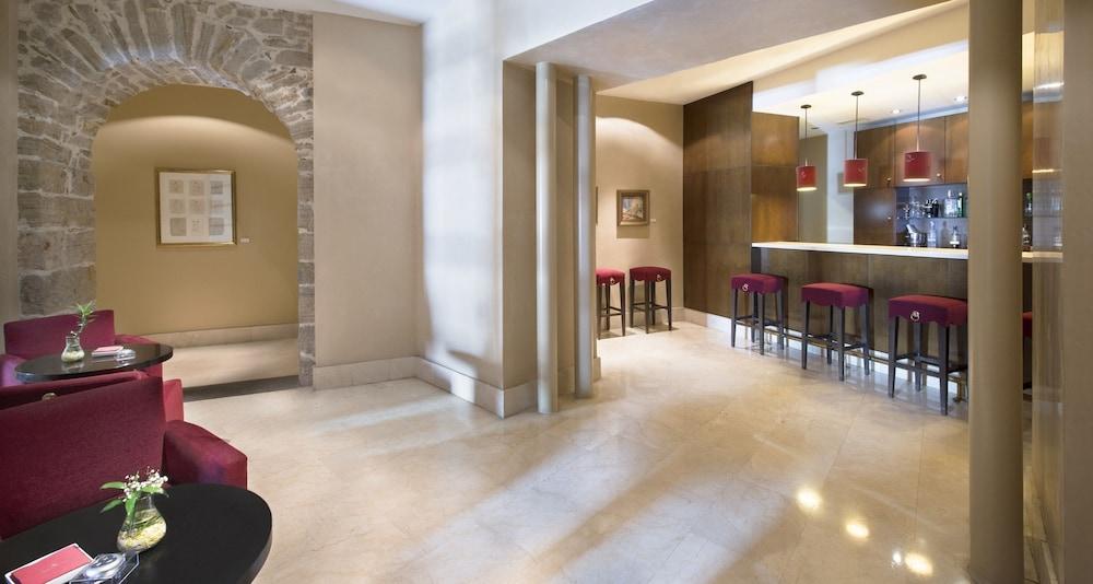 帕拉西奥阿维莱斯nh收藏酒店 外观 照片 The bar at the hotel