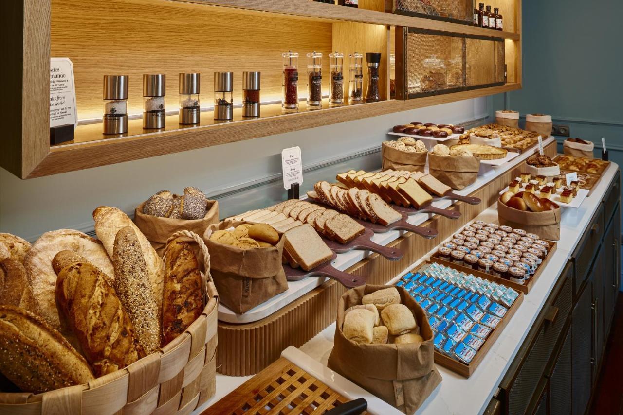 帕拉西奥阿维莱斯nh收藏酒店 外观 照片 Bread and pastry at a buffet