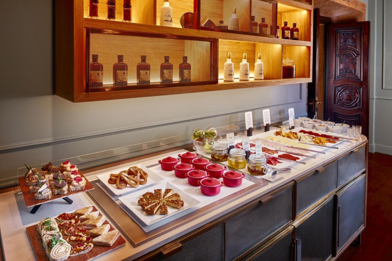 帕拉西奥阿维莱斯nh收藏酒店 外观 照片 A buffet at a hotel