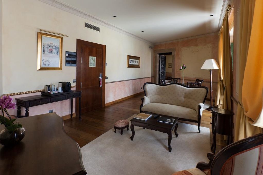 帕拉西奥阿维莱斯nh收藏酒店 外观 照片 A suite at the hotel